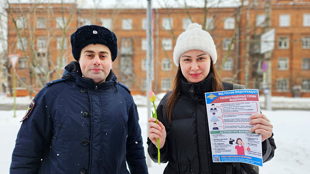 В Иванове участковые поздравляют женщин с 8 марта